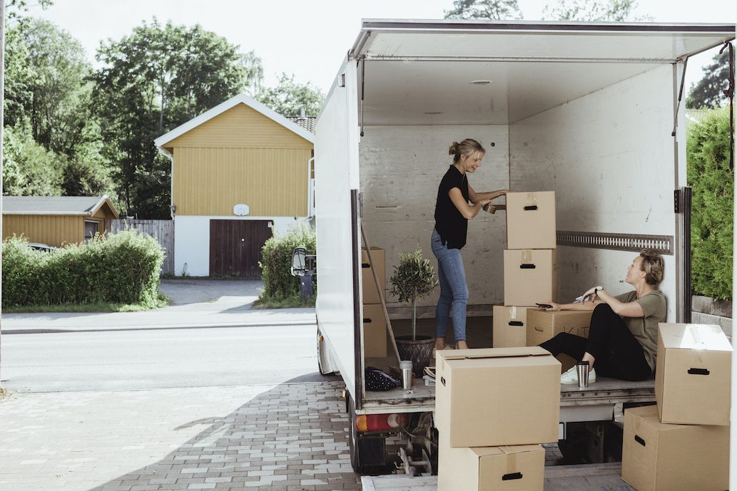 2106_DNG_movingtruck